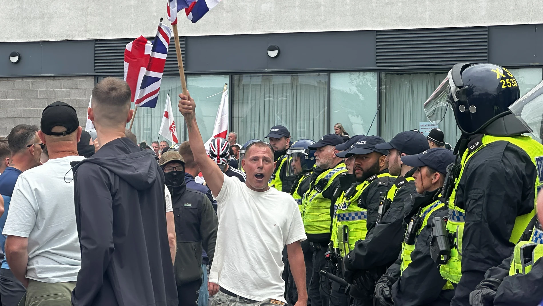 August 4, 2024: Members of the Far Right protest against the housing of refugees at a Holiday Inn in Wath, Rotherham..Where: Rotherham, South Yorkshire, United Kingdom.When: 04 Aug 2024.Credit: Cover Images 04/08/2024