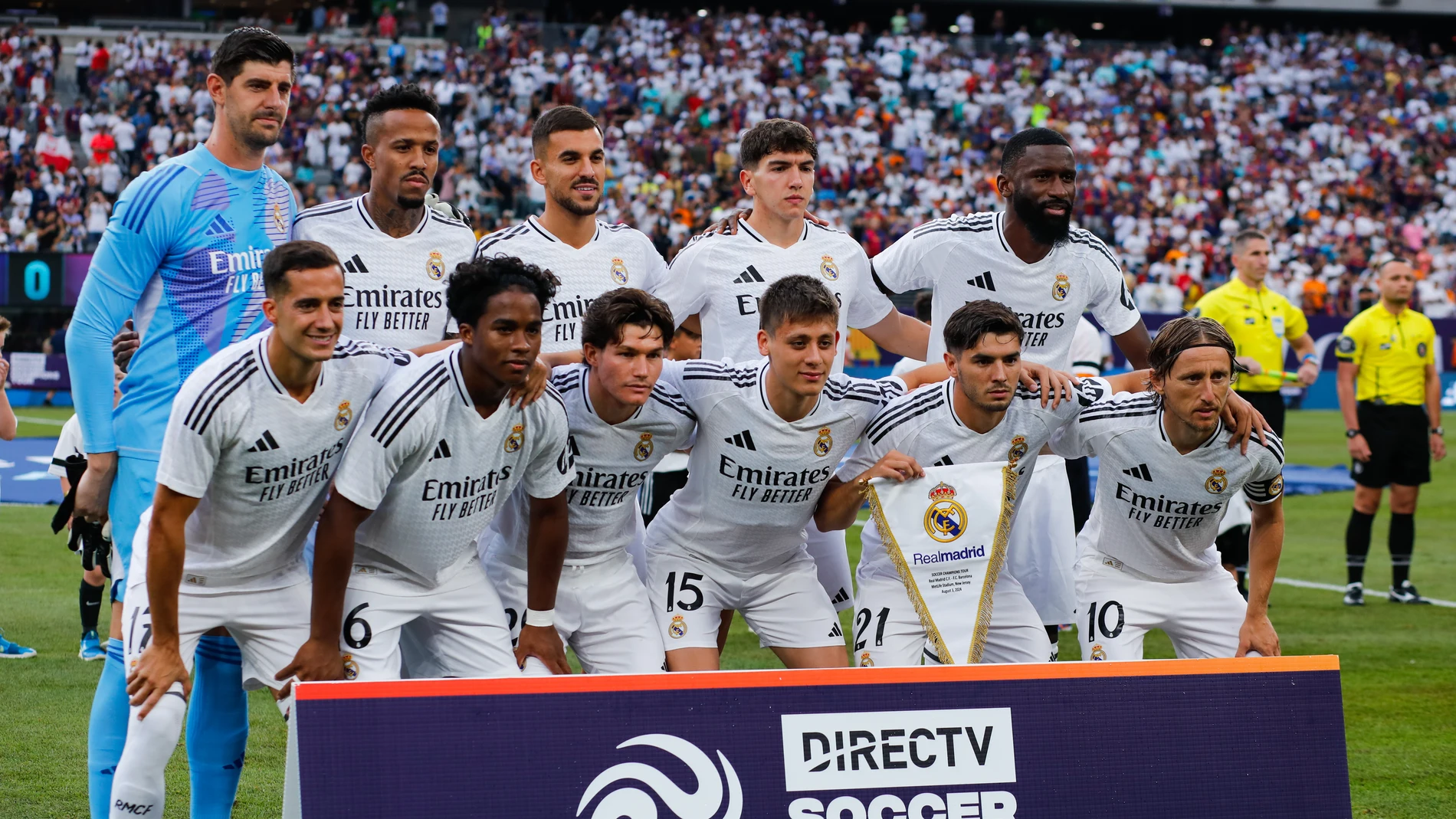 East Rutherford (United States), 03/08/2024.- Barcelona players pose before the Champions Tour Live soccer match between Real Madrid CF and FC Barcelona in East Rutherford, New Jersey, USA, 03 August 2024. EFE/EPA/KENA BETANCUR