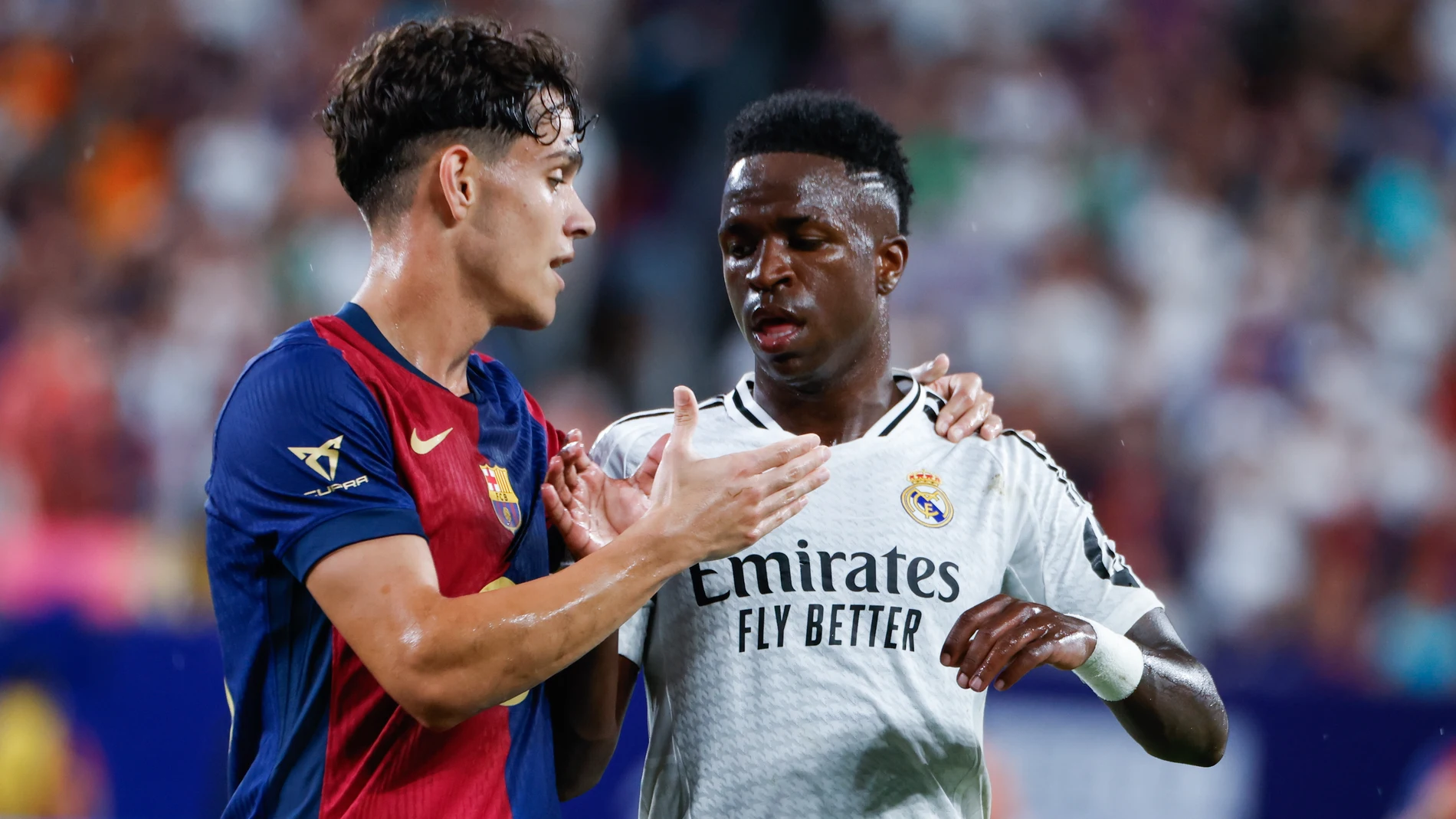 -FOTODELDÍA- EAST RUTHERFORD (EEUU), 04/08/2024.- Vinicius Junior (d) del Real Madrid estrecha la mano de Hector Fort del FC Barcelona después del partido amistoso que enfrentó a sus equipos el sábado 3 de agosto en East Rutherford, Nueva Jersey, Estados Unidos. EFE/ Kena Betancur