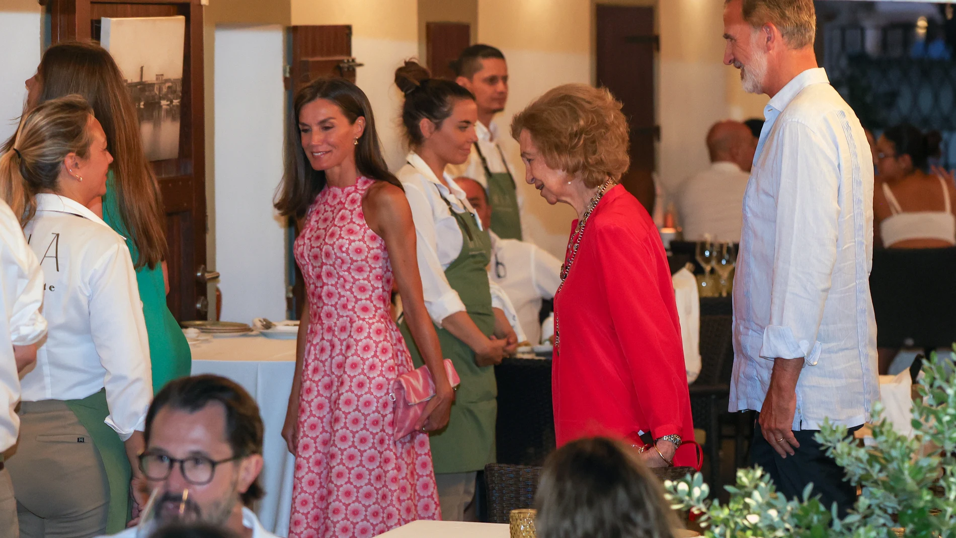 La Reina Letizia, la Reina Sofía y el Rey Felipe IV llegan al restaurante "Mía" para disfrutar de una distendida cena, a 4 de agosto de 2024, en Palma de Mallorca (Islas Baleares, España) GENTE;VACACIONES;FAMILIA REAL Raúl Terrel / Europa Press 04/08/2024