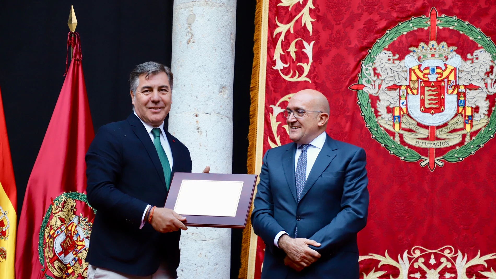Gabriel Villamil junto a Jesús Julio Carnero, tras recibir uno de los numerosos premios que recibió en su carrera, en este caso el de la Diputación de Valladolid