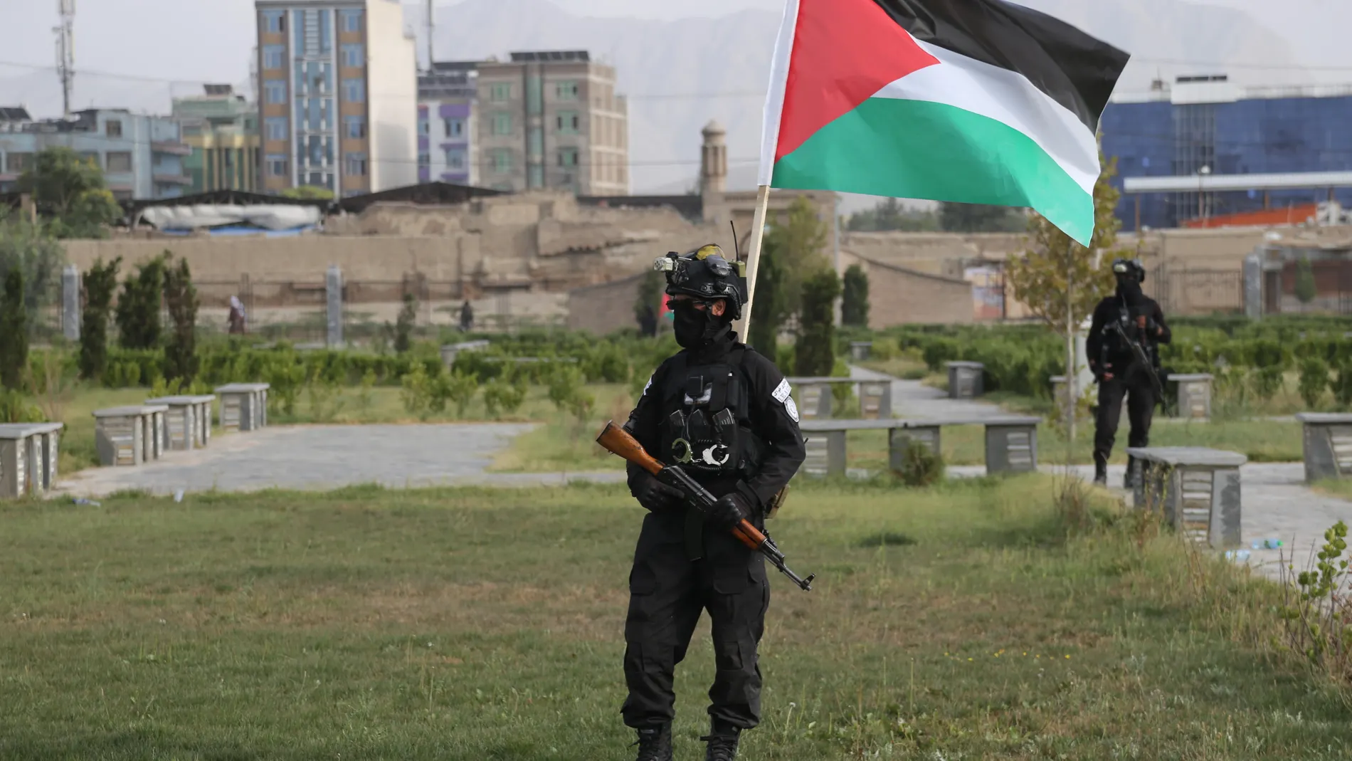 Kabul (Afghanistan), 04/08/2024.- Taliban security officials stand guard guard next to a Palestinian flag during an event in memorial of late Hamas political leader Ismail Haniyeh in Kabul, Afghanistan, 04 August 2024. Haniyeh and one of his bodyguards were targeted and killed in Tehran, Iran, on 31 July 2024, the Iranian Revolutionary Guard Corps (IRGC) confirmed. (Protestas, Afganistán, Teherán) EFE/EPA/SAMIULLAH POPAL