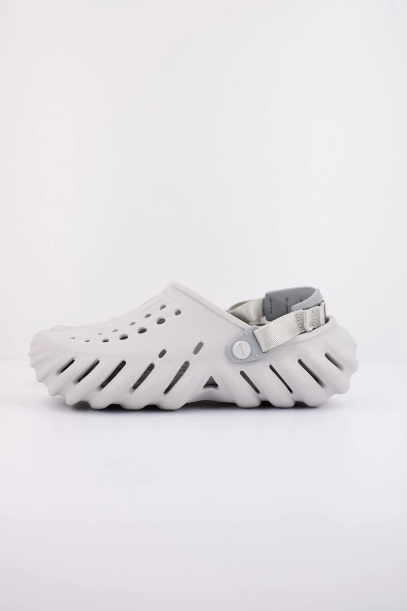 Crocs modelo 'Echo Clog'.