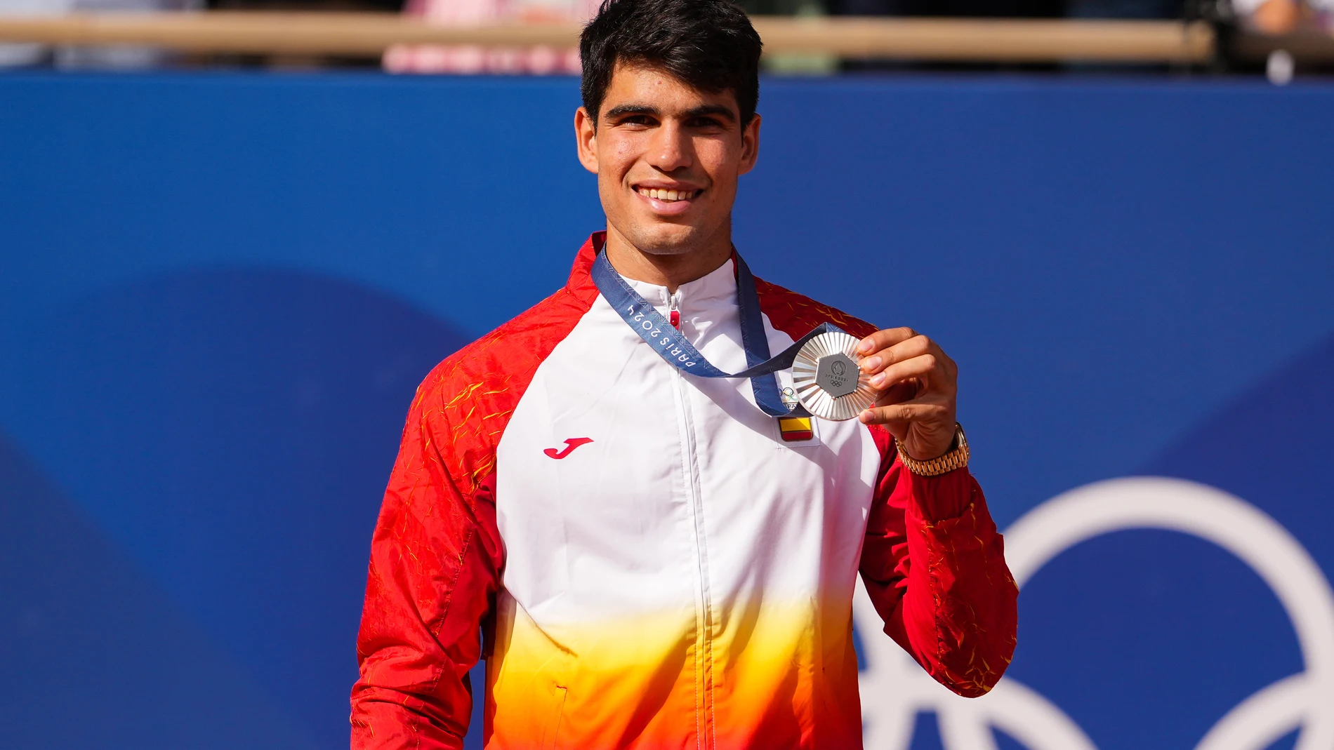 Silver medallist Carlos Alcaraz of Spain poses on the podium during the Tennis Men's Singles medal ceremony after the Men's Singles Gold medal match on Court Philippe-Chatrier at Roland-Garros Stadium during the Paris 2024 Olympics Games on August 04, 2024 in Paris, France. AFP7 04/08/2024 ONLY FOR USE IN SPAIN