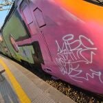 Pintadas en un tren de la línea L4 de Rodalies de Catalunya, a 4 de agosto de 2024 