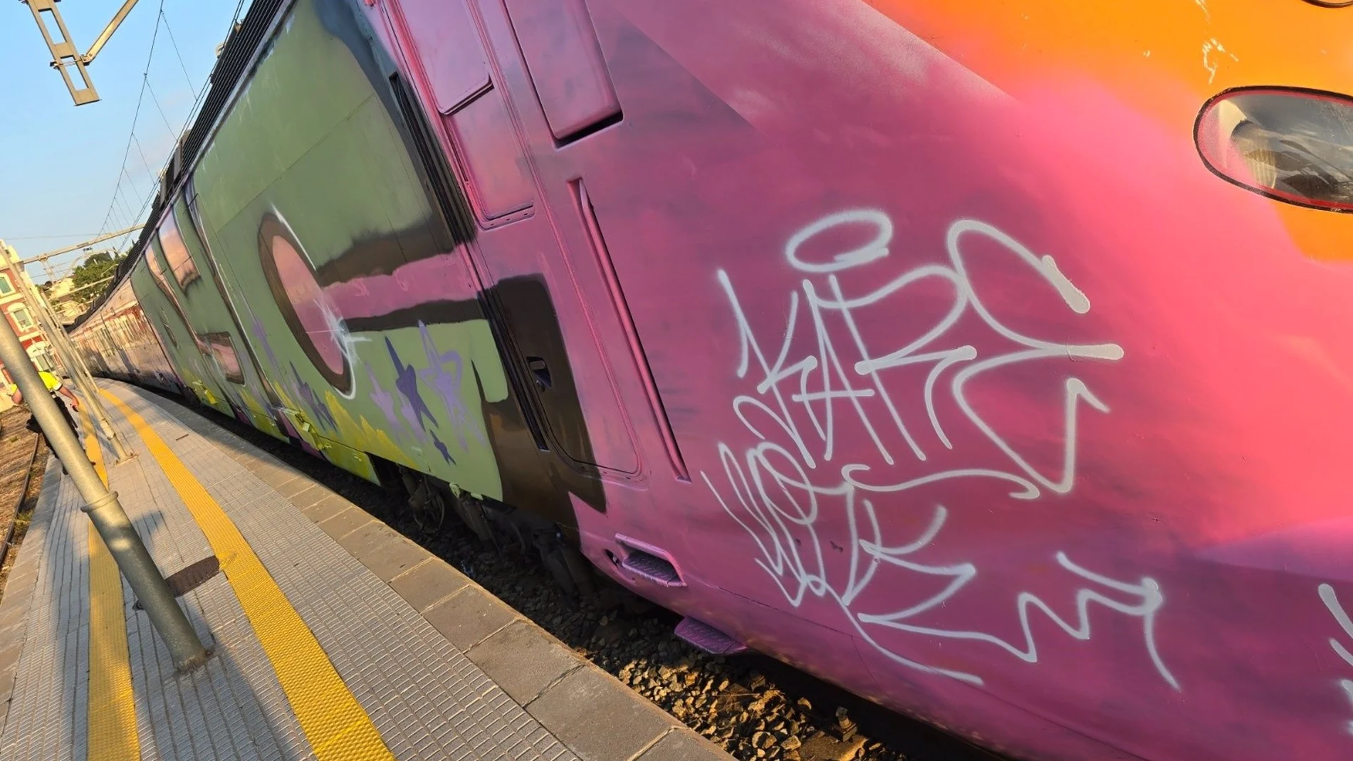 Pintadas en un tren de la línea L4 de Rodalies de Catalunya, a 4 de agosto de 2024