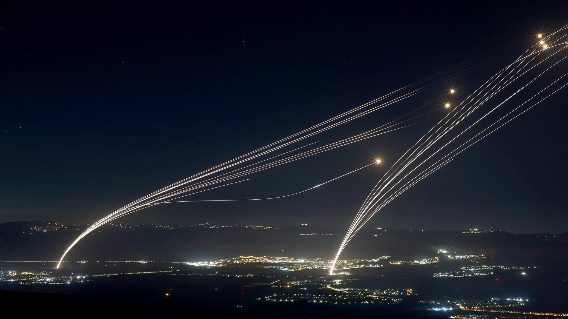 Upper Galilee (Israel), 03/08/2024.- Projectiles fired from the Israeli Iron Dome air defense system to intercept missiles fired from southern Lebanon, over the upper Galilee, northern Israel, early 04 August 2024. The Israeli army reported that around 50 missiles were launched from southern Lebanon into Israel territories. On 03 August the IDF had reported to have struck Hezbollah targets in southern Lebanon. (Cúpula de Hierro, Líbano, Hizbulá/Hezbolá) EFE/EPA/ATEF SAFADI
