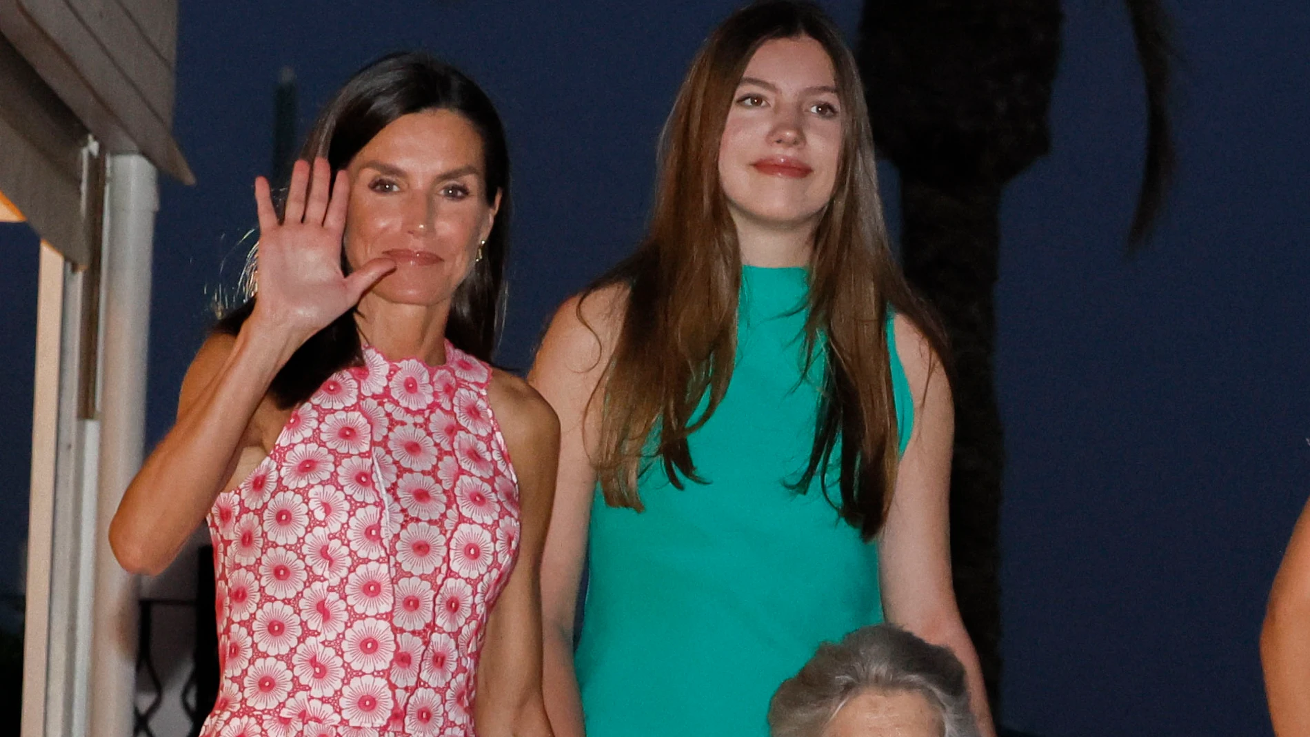 PALMA, 04/08/2024.- La reina Letizia (i) y su hija la infanta Sofía cenan esta noche en el restaurante Mia, en el Portitxol, hoy domingo en Palma de Mallorca. EFE/Ballesteros