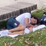 Pillan al campeón olímpico Thomas Ceccon dormido en un parque tras quejarse de la Villa Olímpica de París