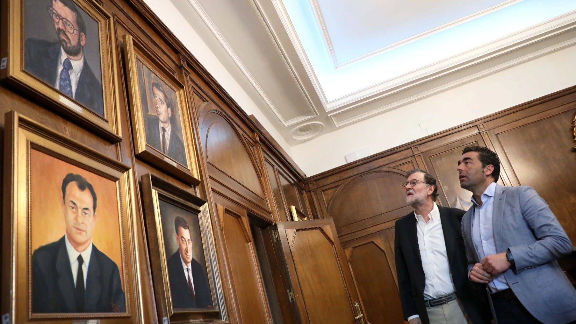 Rajoy, esta mañana, contemplando su retrato en la Sala de Comisiones de la Diputación de Pontevedra.