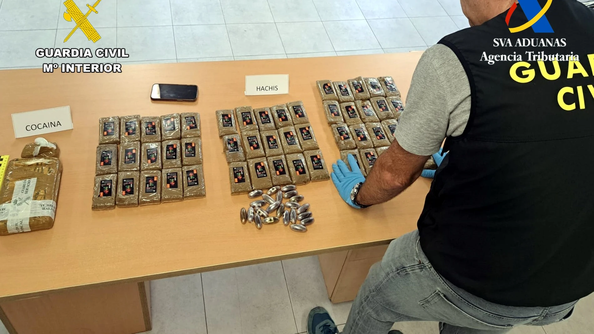 Detenido en Santander un portugués cuando iba a embarcar en el ferry con más de 5 kilos de hachís y uno de cocaína GUARDIA CIVIL 05/08/2024
