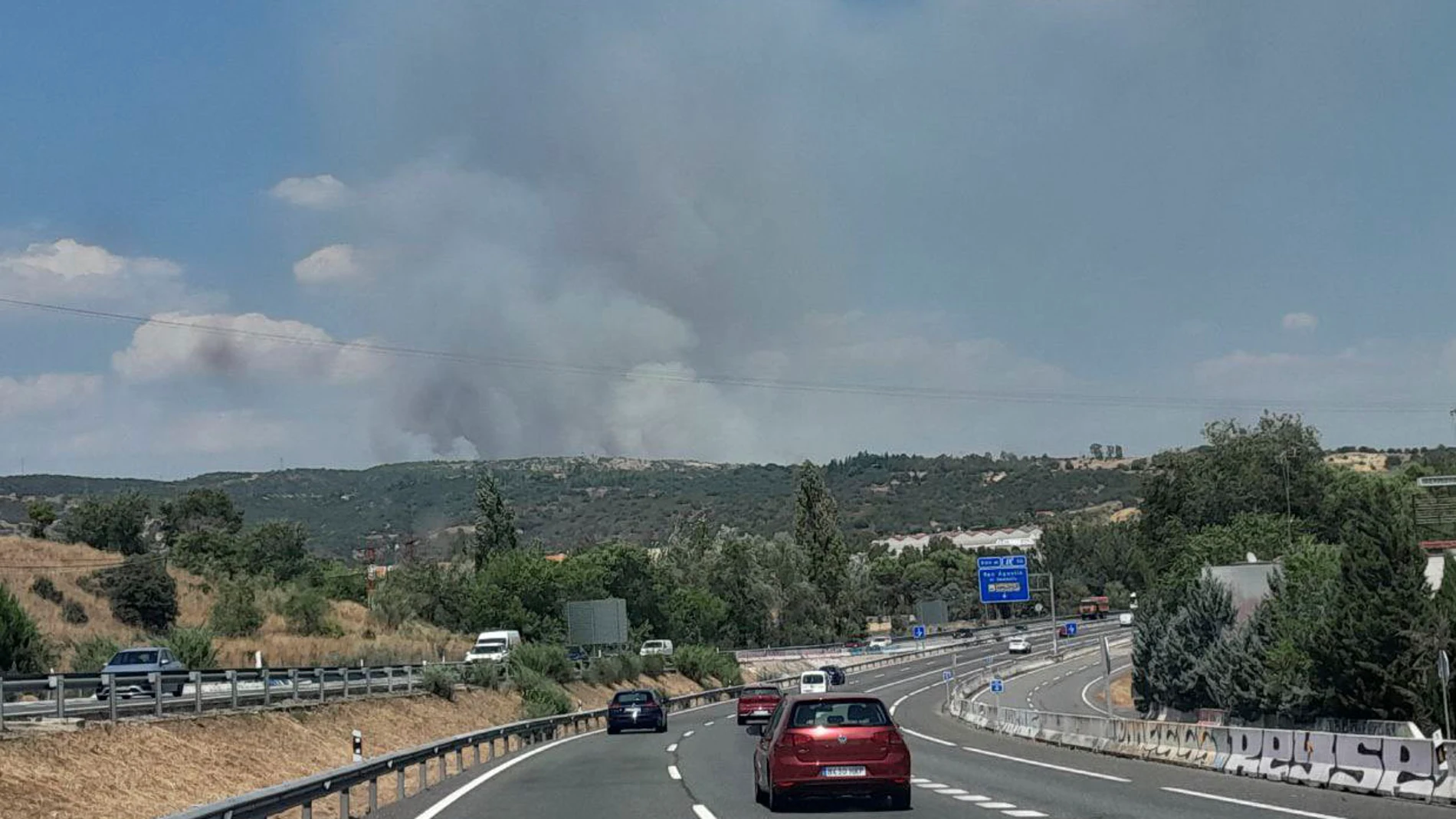 MADRID, 05/08/2024.- Los servicios de emergencias han evacuado a varios vecinos de El Molar y Pedrezuela después de que este mediodía se haya declarado un incendio forestal (en la imagen) entre ambas localidades. EFE/Emergencias Comunidad de Madrid SOLO USO EDITORIAL/SOLO DISPONIBLE PARA ILUSTRAR LA NOTICIA QUE ACOMPAÑA (CRÉDITO OBLIGATORIO)