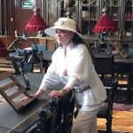 Maria José Cantudo posa en su casa junto a un atril y un flexo 