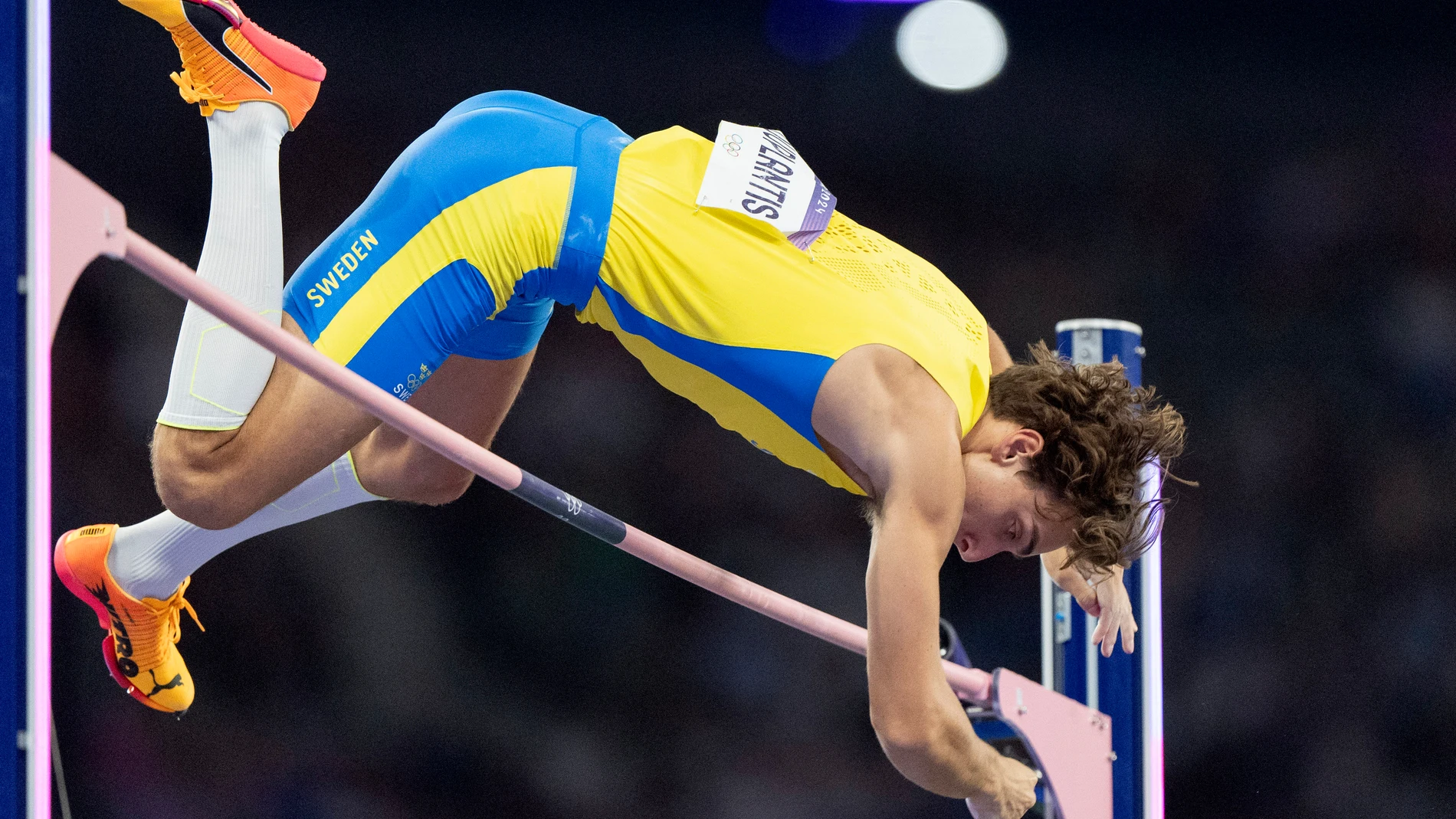 Armand Duplantis, of Sweden, clears the bar to set a new Olympic record in the men's pole vault final at the 2024 Summer Olympics, Monday, Aug. 5, 2024, in Saint-Denis, France. (AP Photo/David Goldman)