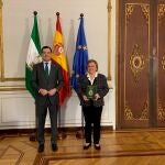 El presidente de la Junta, Juanma Moreno, y la presidenta del Consejo Consultivo de Andalucía, María Jesús Gallardo