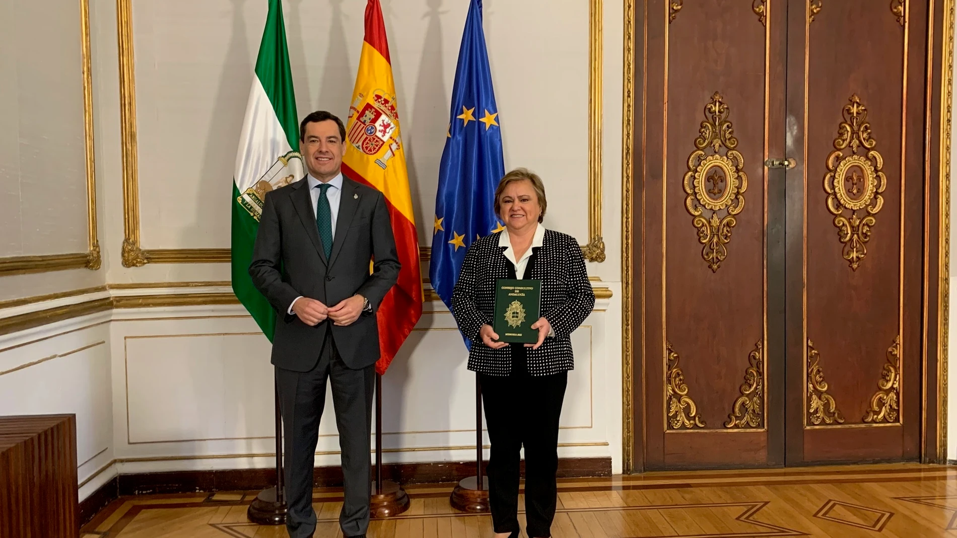 El presidente de la Junta, Juanma Moreno, y la presidenta del Consejo Consultivo de Andalucía, María Jesús Gallardo