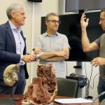  El director del Museo de la Siderurgia y la Minería ubicado en Sabero, Roberto Fernández, presenta la IV edición de la Feria de minerales, rocas y fósiles de Castilla y León, acompañado del coordinador del evento, José Vicente Casado, y el delegado territorial de la Junta, Eduardo Diego