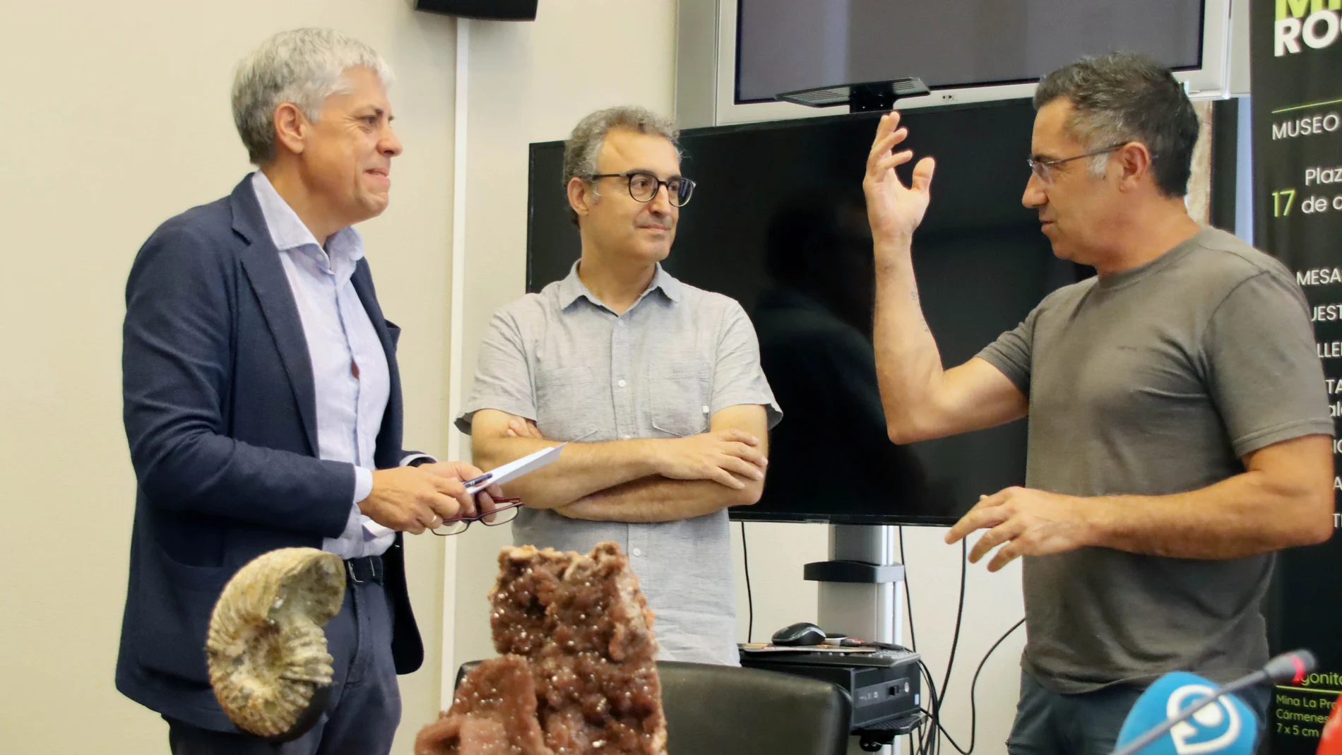 El director del Museo de la Siderurgia y la Minería ubicado en Sabero, Roberto Fernández, presenta la IV edición de la Feria de minerales, rocas y fósiles de Castilla y León, acompañado del coordinador del evento, José Vicente Casado, y el delegado territorial de la Junta, Eduardo Diego