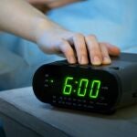 Enfermera viral en TikTok advierte sobre los riesgos de despertar con varias alarmas