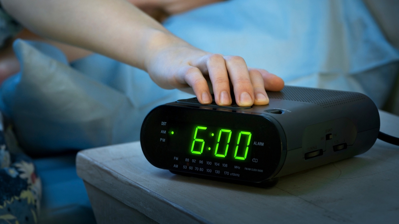 El motivo por el que duermes mal está en tu mesita de noche: esta es la solución