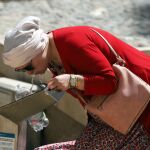 Una mujer bebe agua