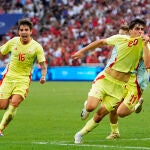 Juanlu celebra el segundo gol de España