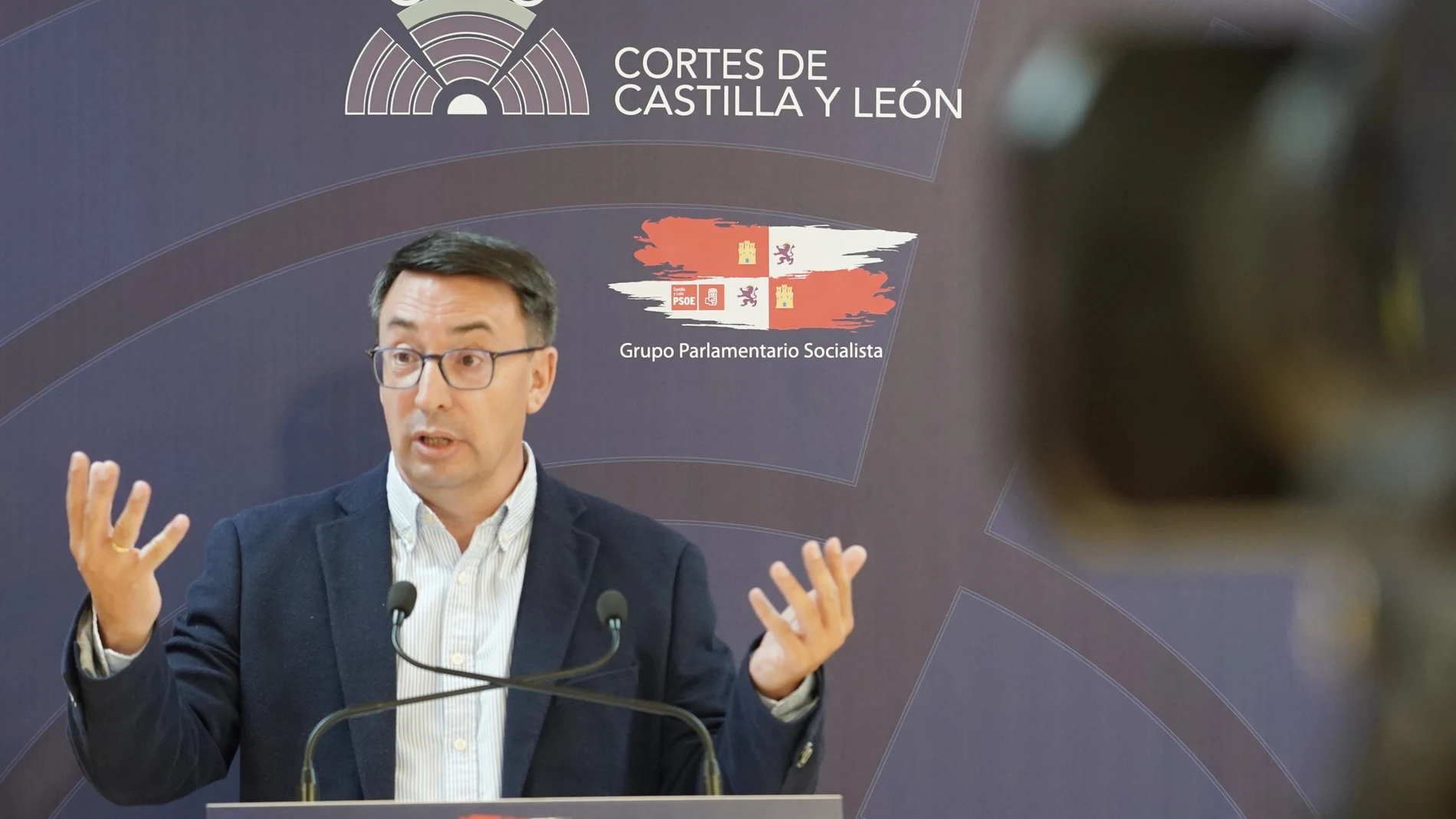 Fernando Pablos, portavoz del PSOE en materia de Educación en las Cortes, atiende a la prensa