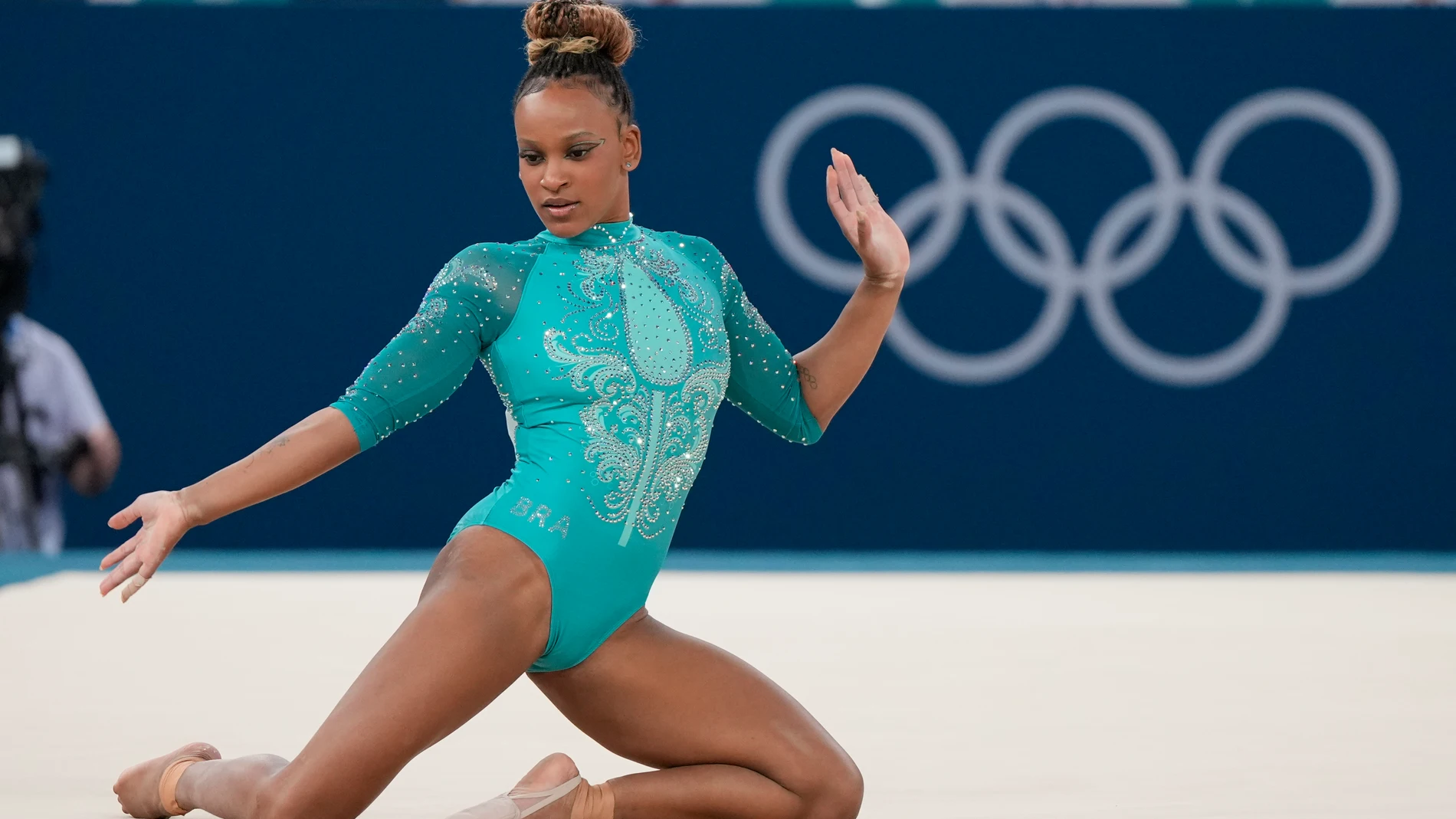Rebeca Andrade, of Brazil, competes during the women's artistic gymnastics individual floor finals at Bercy Arena at the 2024 Summer Olympics, Monday, Aug. 5, 2024, in Paris, France. (AP Photo/Francisco Seco)