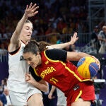 Vega Gimeno intenta superar la defensa alemana