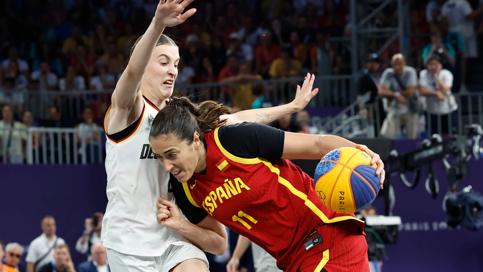 Vega Gimeno intenta superar la defensa alemana