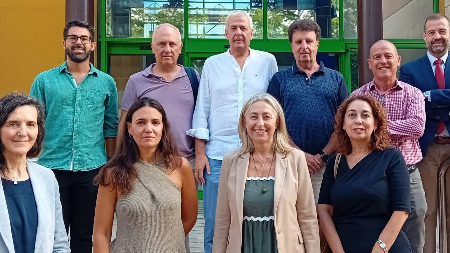 La nueva consejera de Salud y Consumo, Rocío Hernández, con los representantes de los sindicatos de la rama sanitaria