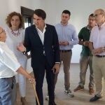 El consejero conversa con un vecino de Cerecinos del Carrizal, en presencia de María Pardo