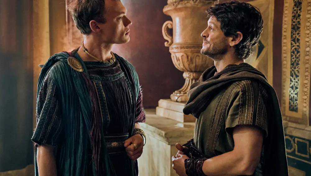 Tenax, interpretado por Iwan Rheon
