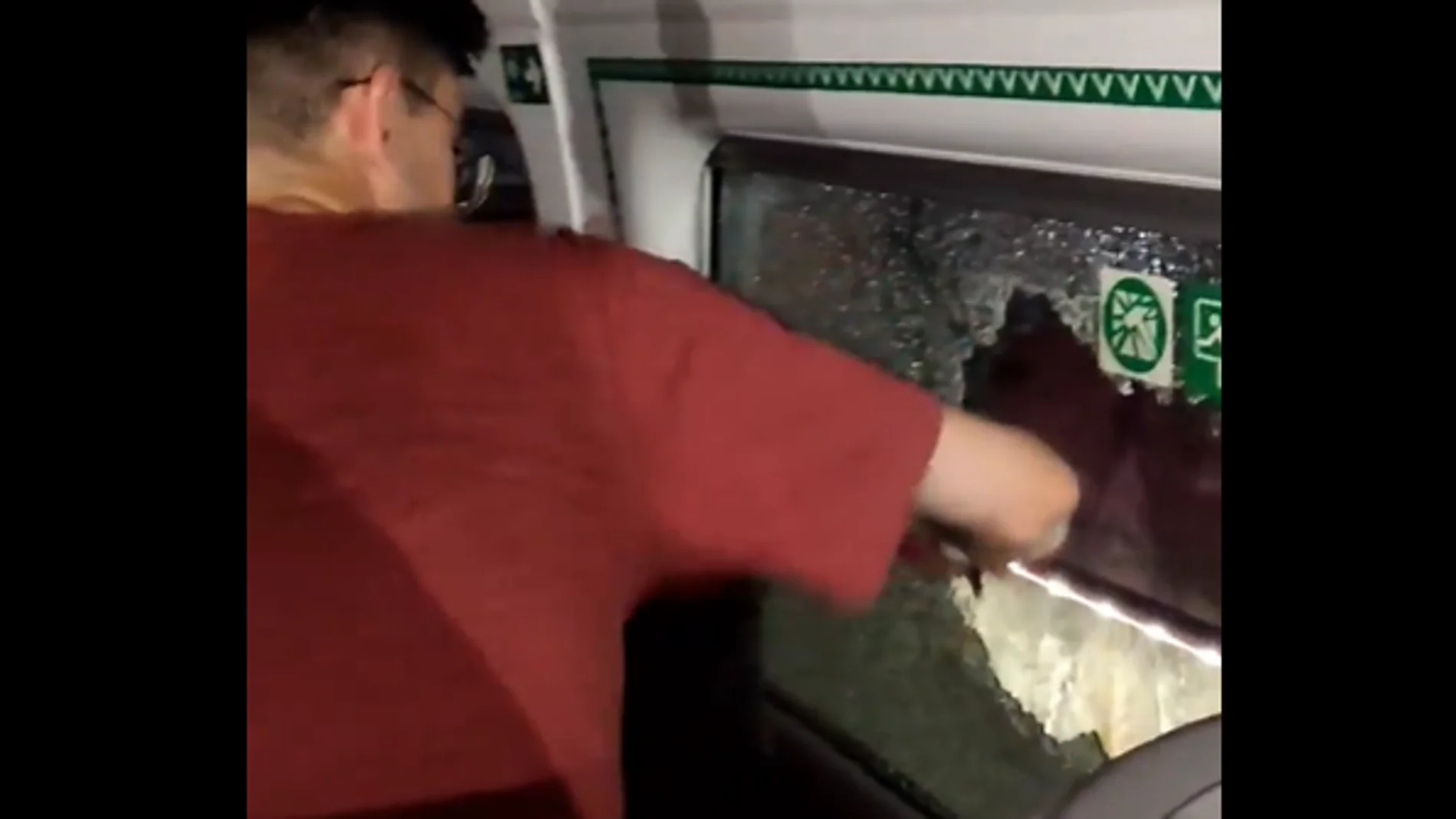Un viajero del tren que quedó atrapado en el túnel rompre una ventana de emergencia.