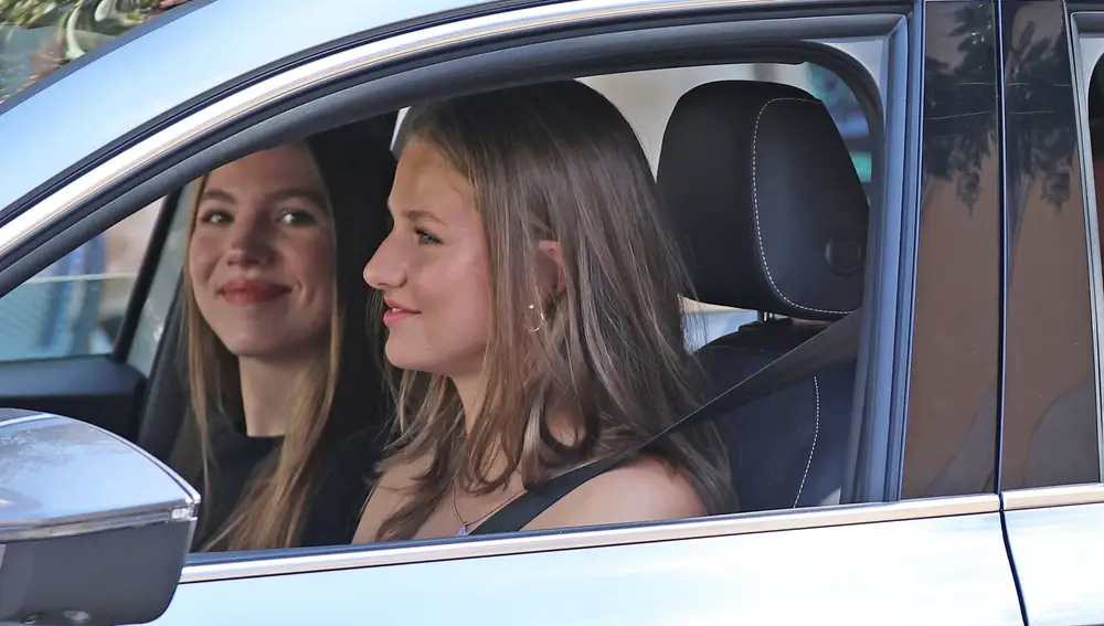 La Reina Letizia, la Reina Sofía, la Princesa Leonor y la infanta Sofía hacen turismo por el casco antiguo de Palma de Mallorca
