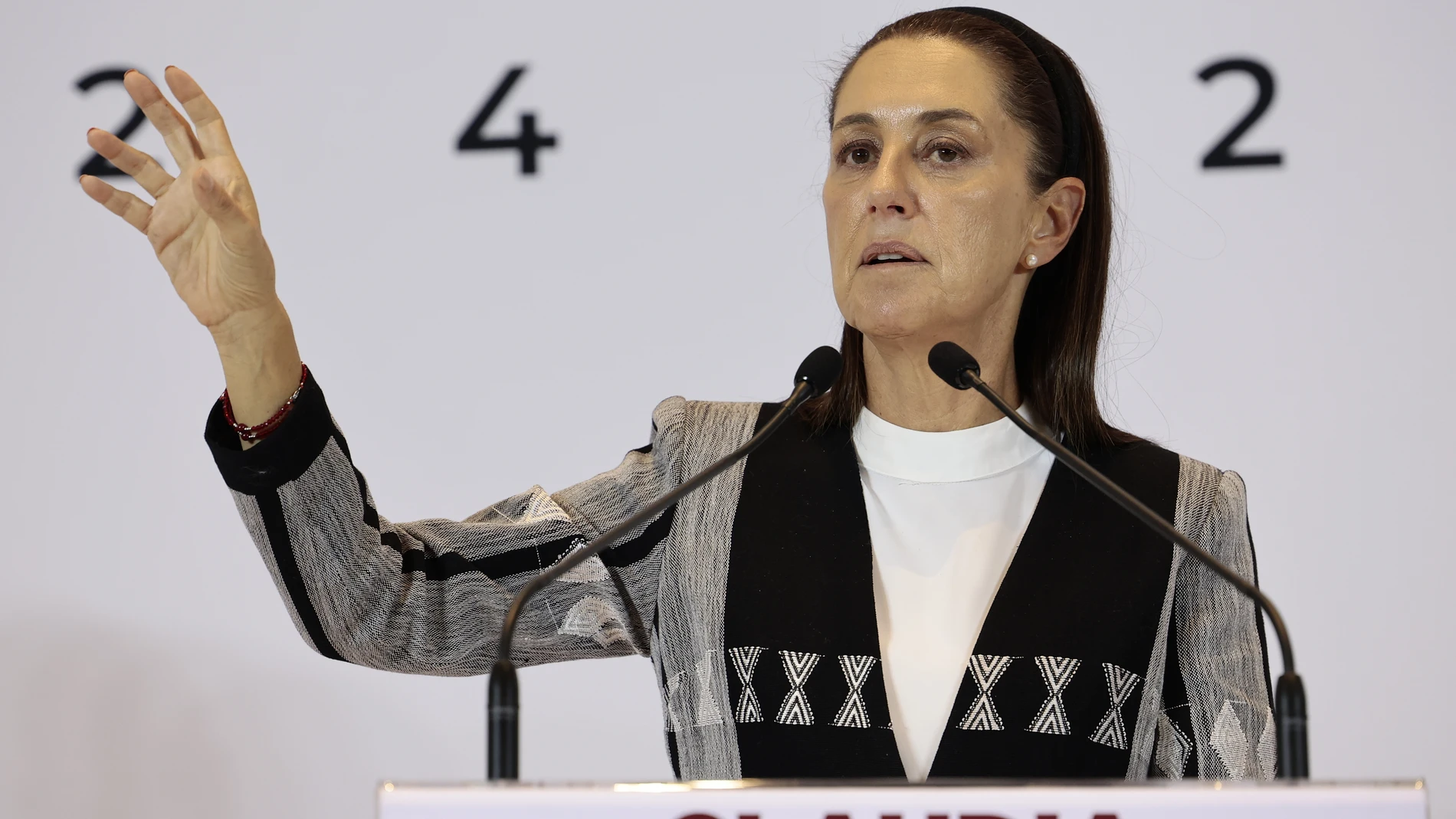 MEX5030. CIUDAD DE MÉXICO (MÉXICO), 05/08/2024.- La presidenta electa de México, Claudia Sheinbaum, habla durante una conferencia de prensa este lunes en Ciudad de México (México). Sheinbaum resaltó las "fortalezas enormes" de la economía del país, ante el ‘lunes negro’ del mercado mundial, y destacó el récord de generación de empleos en México, comparado con la tasa de desempleo en Estados Unidos. EFE/José Méndez