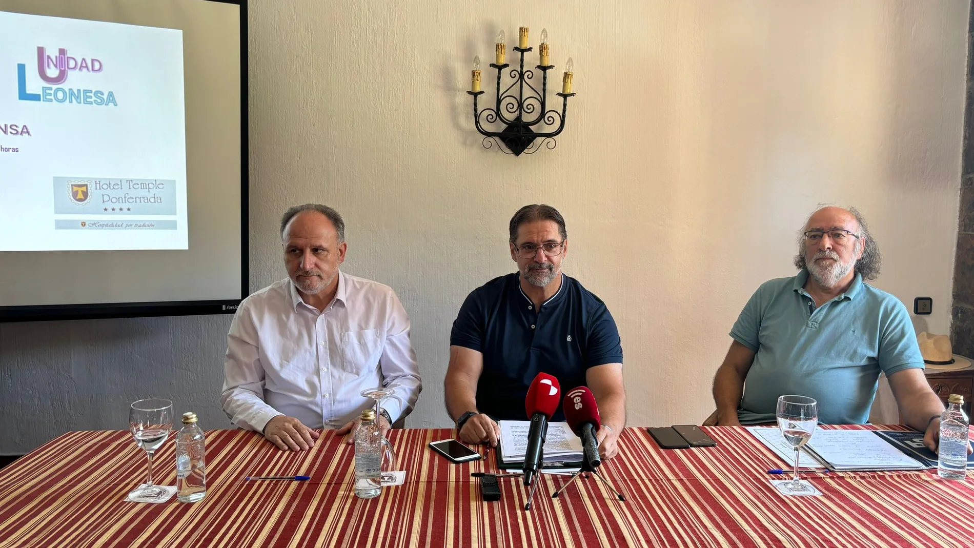 Presentación de Unidad Leonesa en El Bierzo que preside Rogelio Blanco, en la imagen junto al portavoz Javier Callado, entre otros
