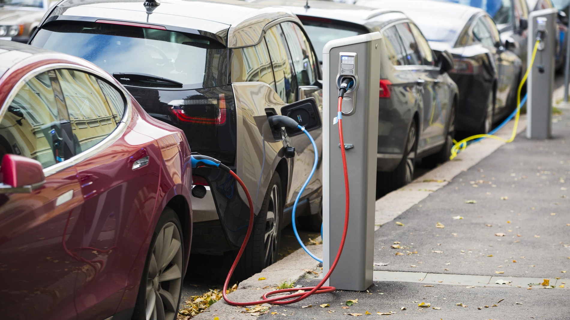 El mal funcionamiento de las ayudas del Gobierno lastran las ventas de coches eléctricos
