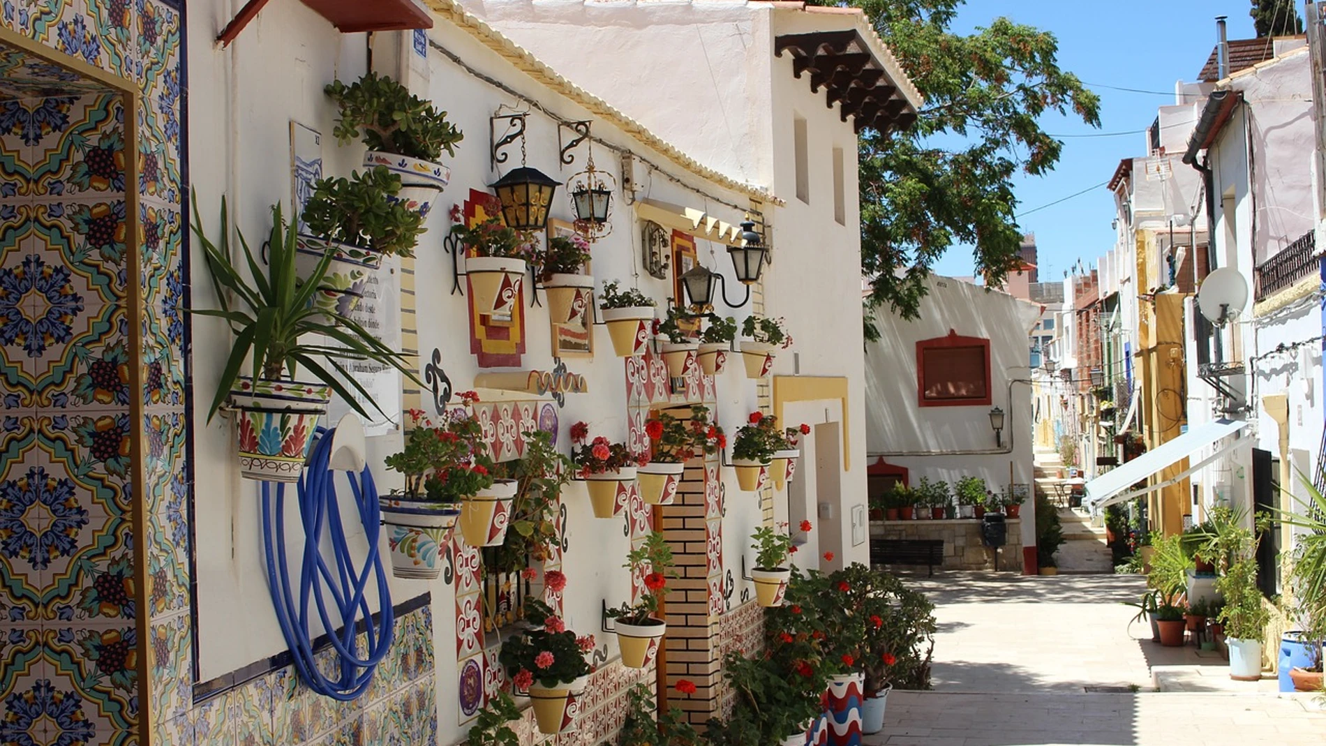 Imagen de un rincón del barrio de Santa Cruz de Alicante