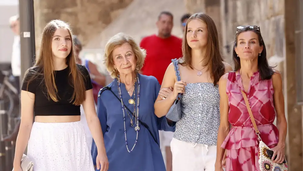 La Reina Letizia, Doña Sofía, la Princesa Leonor y la Infanta Sofía se van de tiendas por Mallorca
