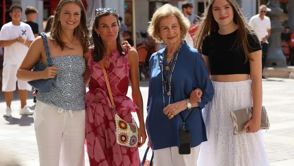 La Reina Letizia, la Reina Sofía, la Princesa Leonor y la infanta Sofía y hacen turismo por el casco antiguo de Palma de Mallorca