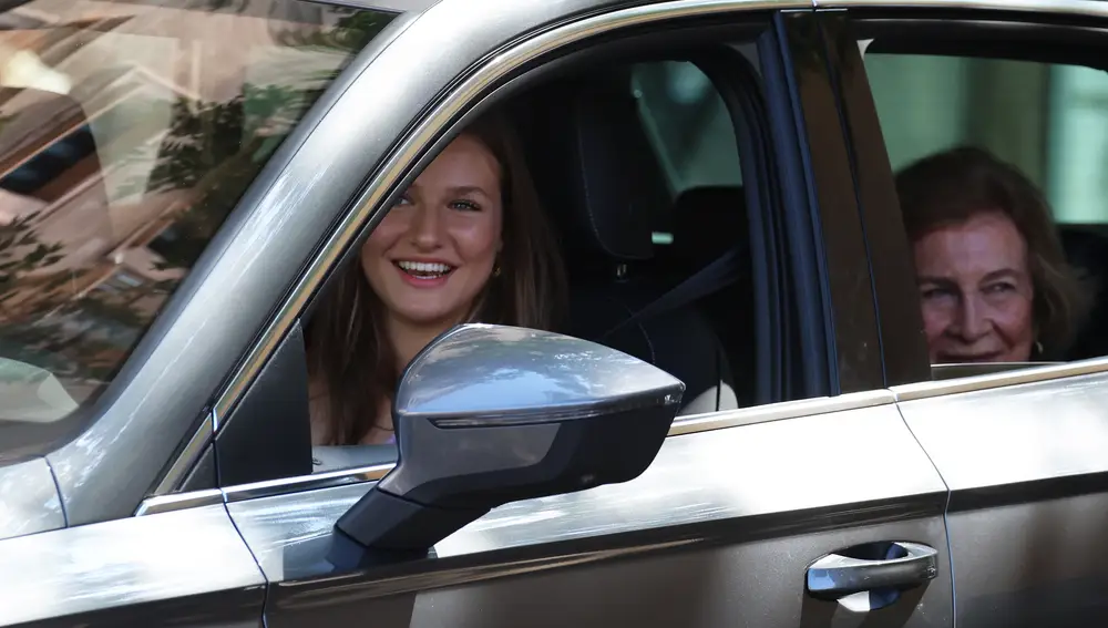La Reina Letizia, la Reina Sofía, la Princesa Leonor y la infanta Sofía hacen turismo por el casco antiguo de Palma de Mallorca