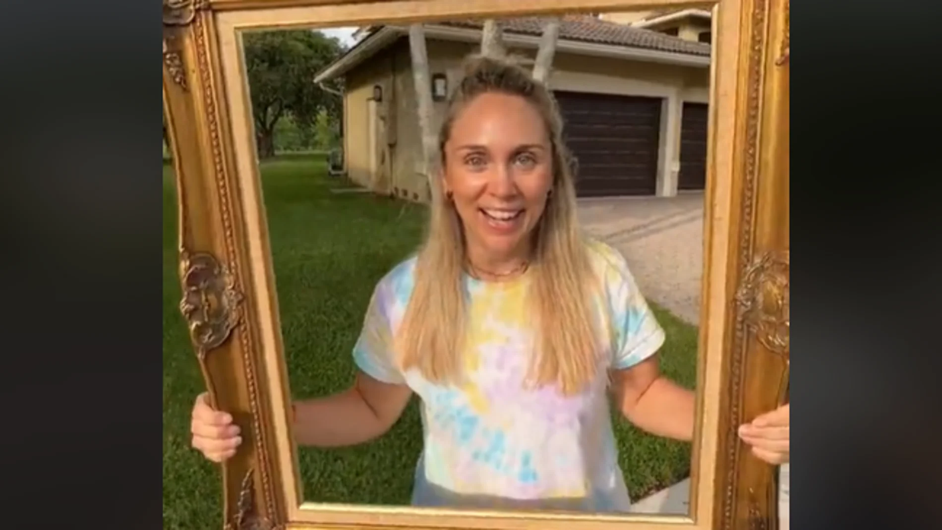 La influencer Nuria Calvo mostrando los objetos que tiran a la basura en Estados Unidos.
