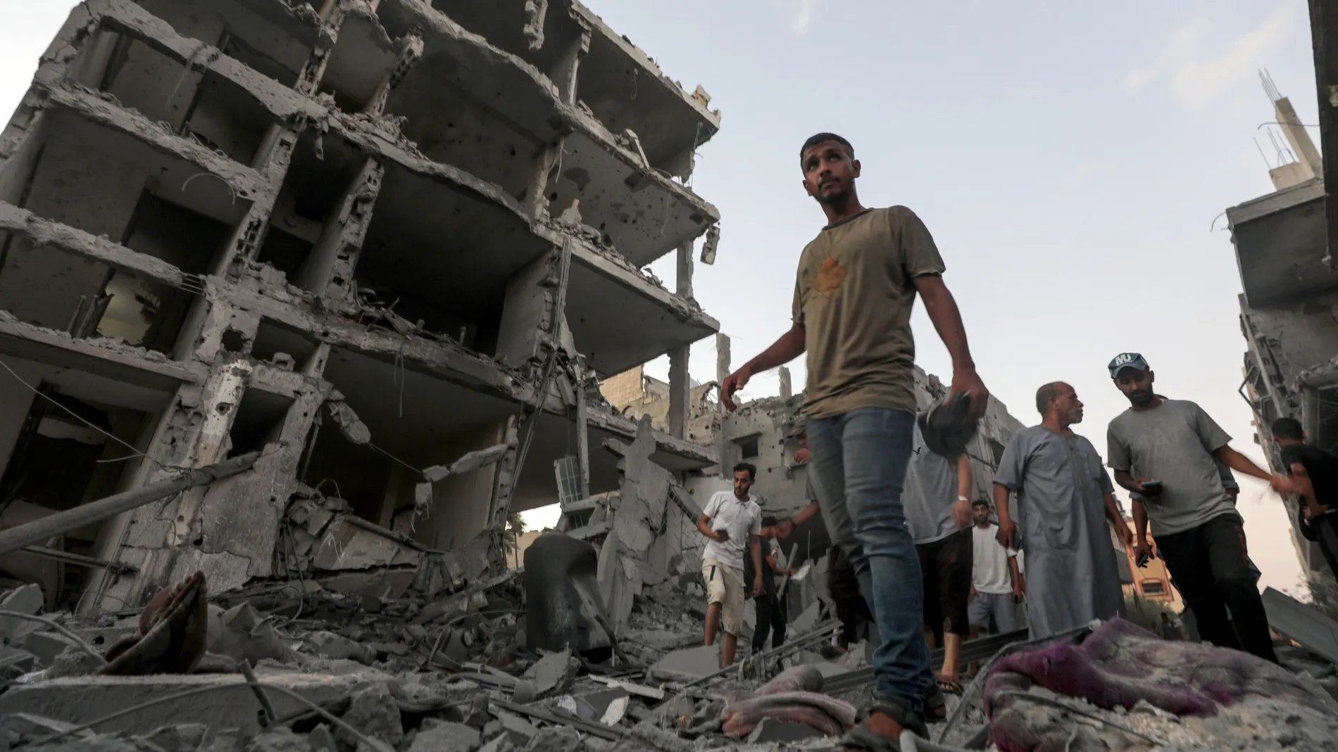 Deir Al Balah Town (---), 06/08/2024.- Palestinians inspect damaged houses following an Israeli air strike in the west of Deir Al Balah town, Gaza Strip, 06 August 2024. More than 39,500 Palestinians and over 1,400 Israelis have been killed, according to the Palestinian Health Ministry and the Israel Defense Forces (IDF), since Hamas militants launched an attack against Israel from the Gaza Strip on 07 October 2023, and the Israeli operations in Gaza and the West Bank which followed it. EFE/E...
