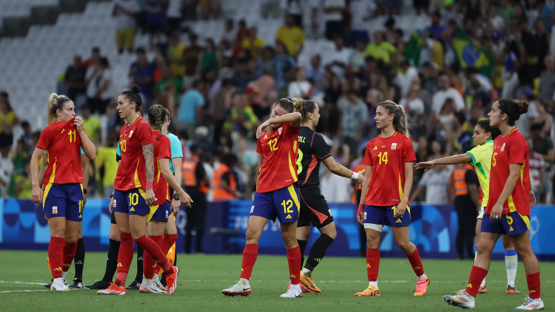 MARSELLA, 06/08/2024.- Las jugadoras de España tras perder por 4-2 ante Brasil durante la semifinal femenina de Fútbol, entre Brasil y España en el marco de los Juegos Olímpicos París 2024, este martes, en Marsella, Francia. EFE/Kiko Huesca