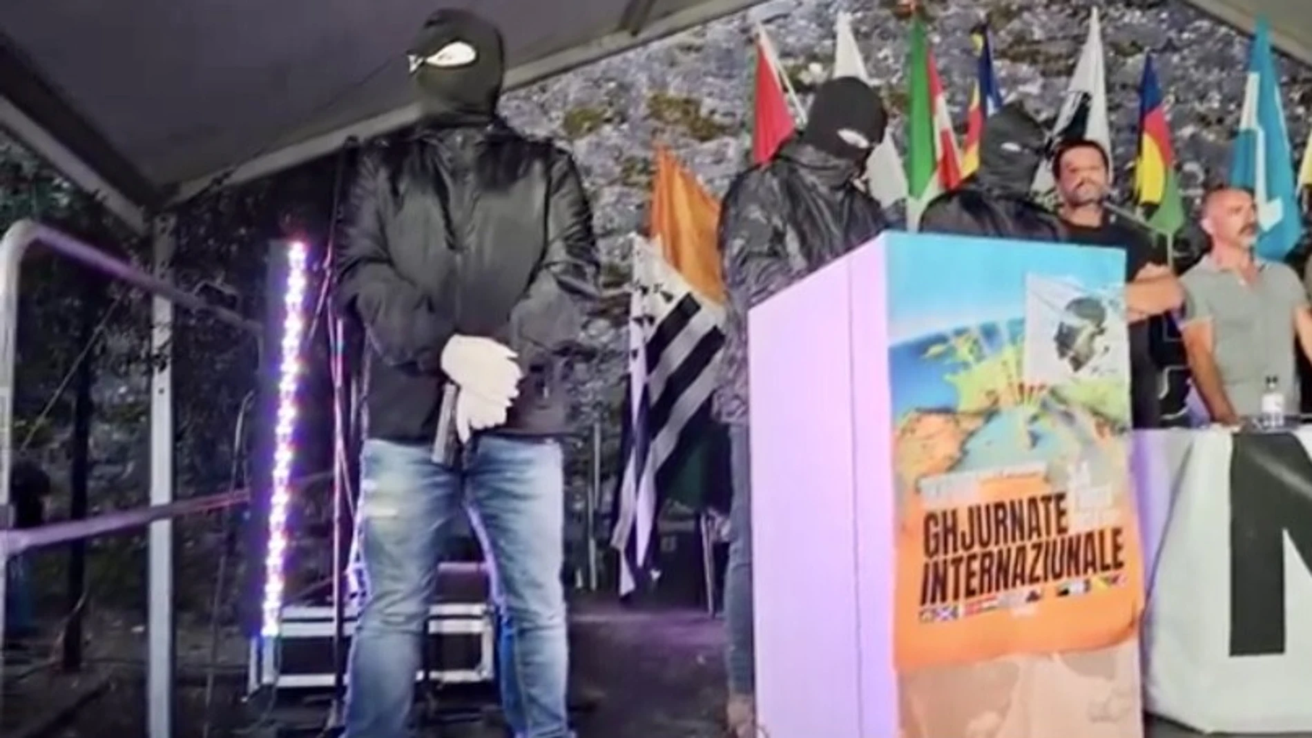Imagen de los terroristas del FLNC que participaron en un acto en Córcega.