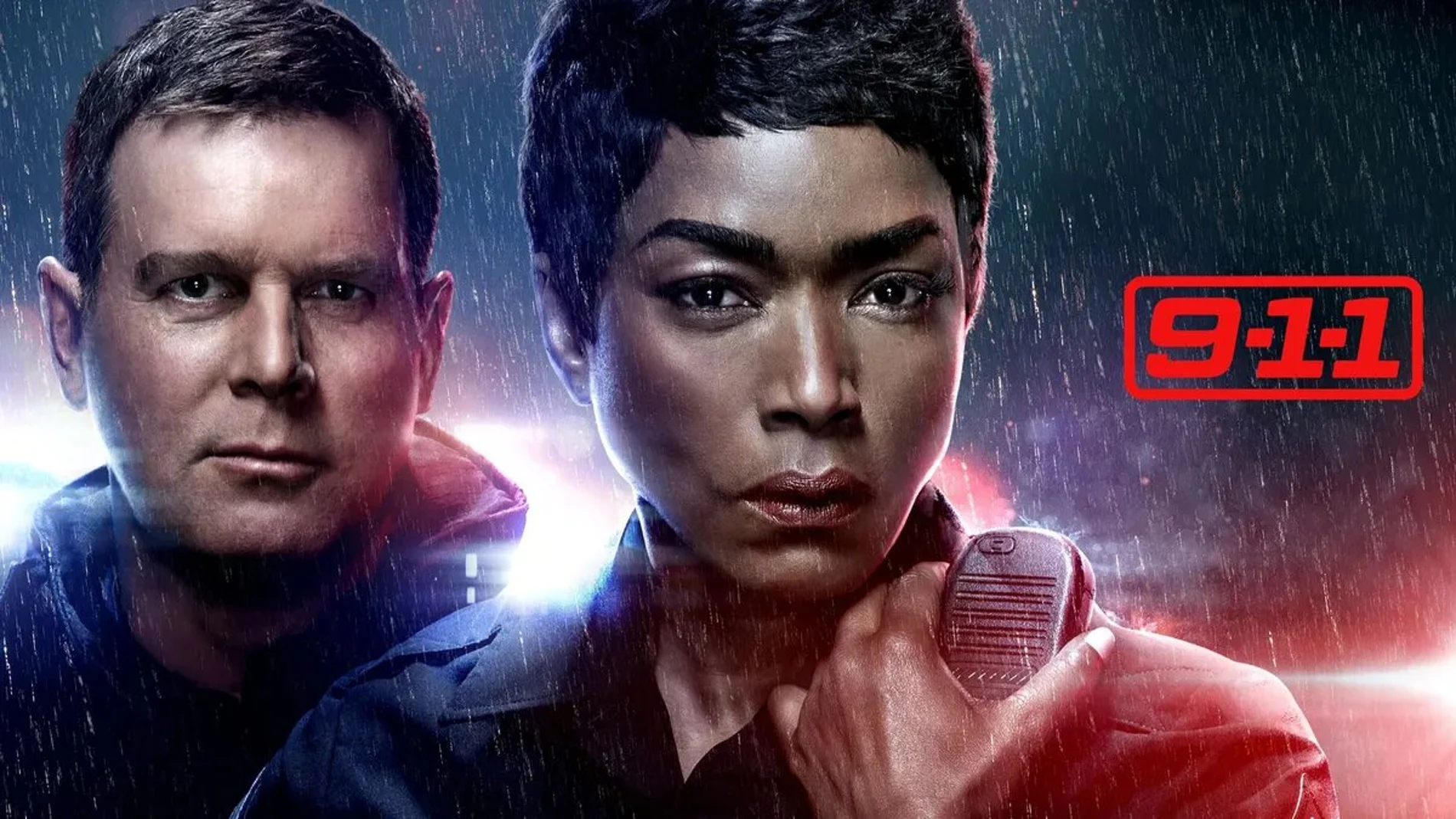 Peter Krause y Angela Bassett en la serie "9-1-1"
