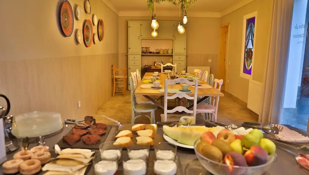 Desayuno buffet de la casa rural 'El Patio de los Jazmines' de Consuegra (Toledo)
