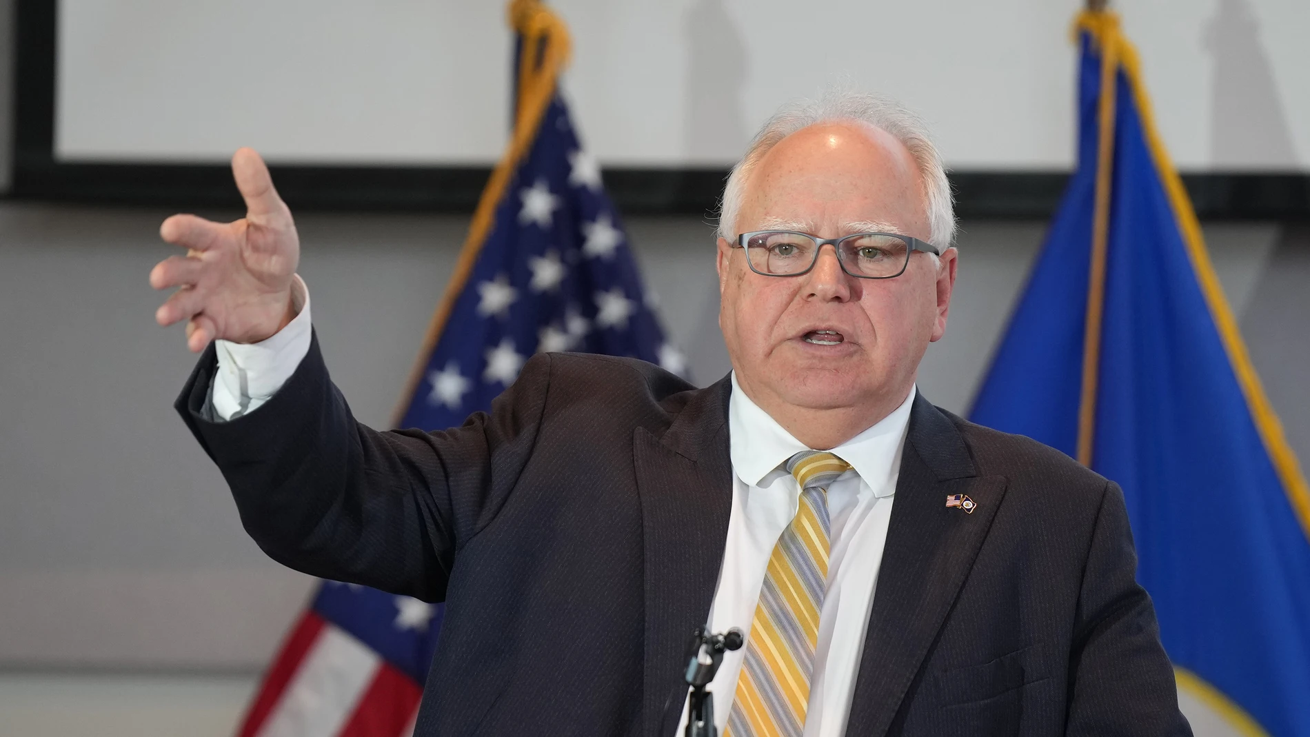 April 2, 2024, St Paul, MN, United States: Minnesota Gov. Tim Walz speaks about the budget surplus on Dec. 6, 2023, in St Paul, Minnesota. (Foto de ARCHIVO) 02/04/2024