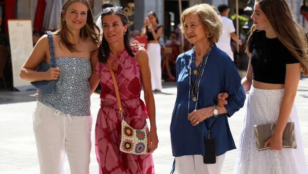 La Reina Letizia, la Reina Sofía, la Princesa Leonor y la infanta Sofía y hacen turismo por el casco antiguo de Palma de Mallorca